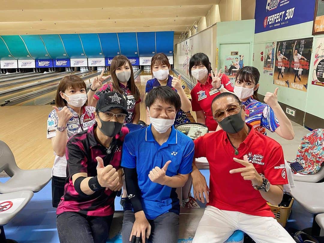 黒田アーサーのインスタグラム：「7月27日月曜日から花きゃべつリーグの新シーズンスタートです！😉👍イツメンレギュラーの💕矢野朋代プロ💕渡辺けあきプロ💕秋山希望プロ💕飯田菜々プロ(今シーズンからレギュラーになりました！)💕チョンヨンヒャンプロ💕KORN兄貴😍そして大胆にも中央に座った新入りの若手井上君！（笑）🤣こんな楽しいメンバーで今シーズンも花きゃべつリーグを盛り上げます❣️😁💪とりあえず第1週はパートナー矢野朋ちゃんと頑張って2人プラス打ってもでなかなかの接戦でしたが、なんとか勝利しました😊✌️ #東京ポートボウル #花きゃべつリーグ #新シーズンスタート #第1週 #勝利のハイタッチ  #矢野朋代プロ #飯田菜々プロ  #秋山希望プロ #渡辺けあきプロ #チョンヨンヒャンプロ  #新メンバー井上くん」