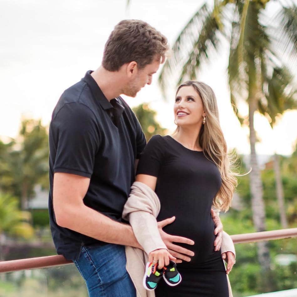 パウ・ガソルのインスタグラム：「No podemos estar más felices de añadir un nuevo miembro a nuestra familia muy pronto! Vas a ser la mejor madre @catmcdonnell7. La vida está a punto de llevarnos por una nueva aventura maravillosa. Te quiero! ❤️ #BebéGasolEnCamino  We are beyond excited to be adding a new member to our family soon! You are going to be the best mom @catmcdonnell7. Life is about to take us on a whole new adventure! Love you 😍#BabyGasolOnTheWay 👶🏼❤️」