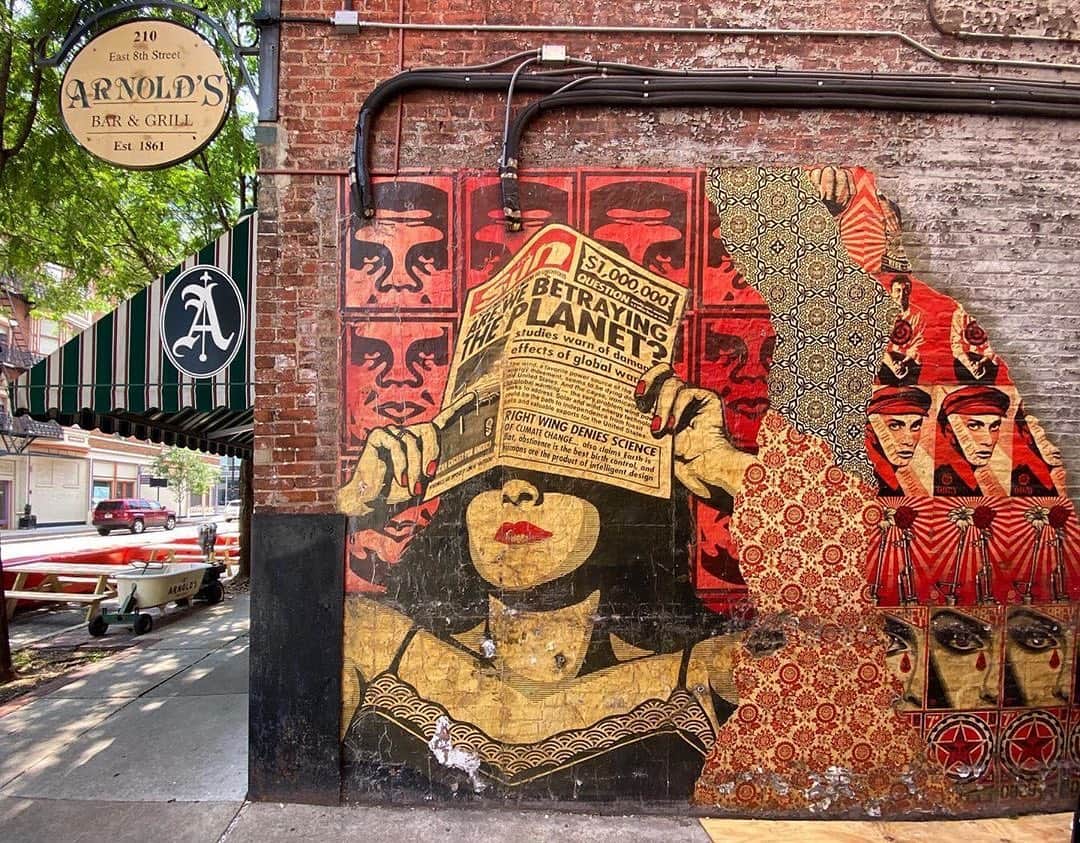 Shepard Faireyのインスタグラム：「I don't think this is up in Cincinnati anymore but here's a cool shot from 2010. Thanks, @kaotik954!⁠ ⠀⠀⠀⠀⠀⠀⠀⠀⠀⁣⁠ #repost @kaotik954⁠ #obey #obeygiant #shepardfairey」