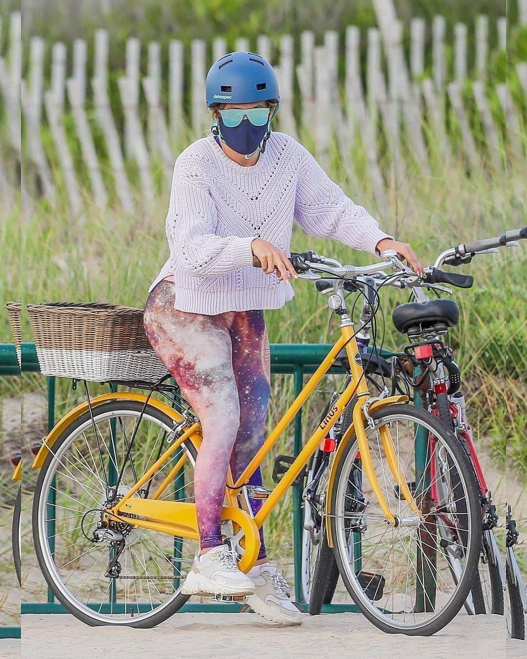 Just Jaredさんのインスタグラム写真 - (Just JaredInstagram)「Jennifer Lopez hops on a cute yellow bike for a ride with fiancé ALEX Rodriguez in The Hamptons #JenniferLopez #AlexRodriguez Photos: Backgrid」7月28日 3時09分 - justjared