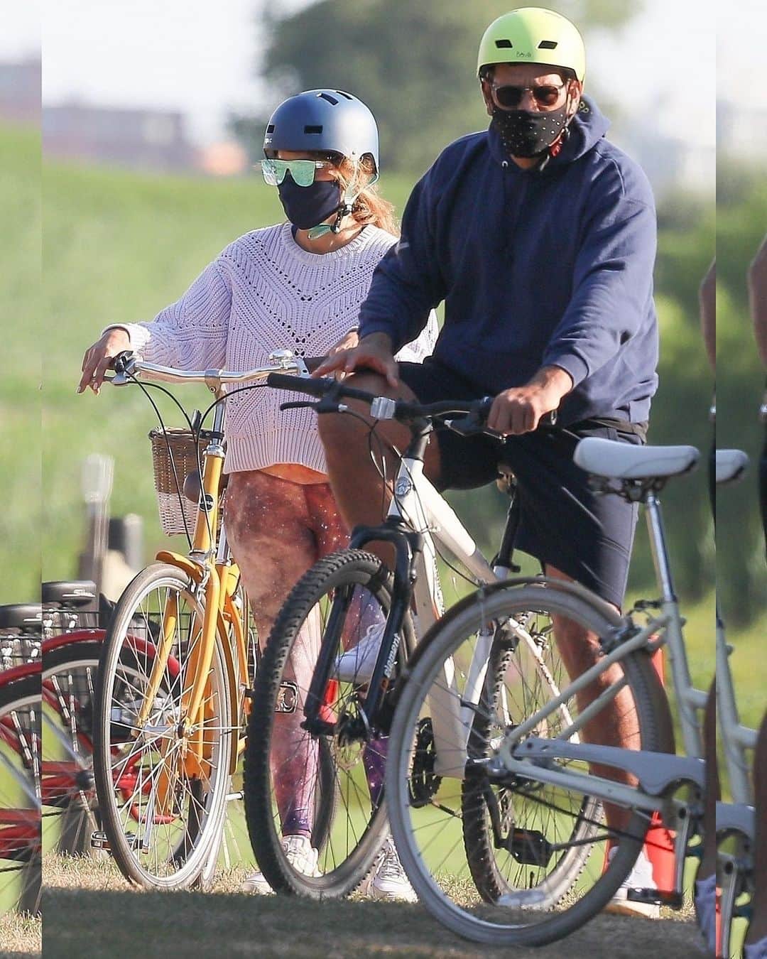 Just Jaredさんのインスタグラム写真 - (Just JaredInstagram)「Jennifer Lopez hops on a cute yellow bike for a ride with fiancé ALEX Rodriguez in The Hamptons #JenniferLopez #AlexRodriguez Photos: Backgrid」7月28日 3時09分 - justjared