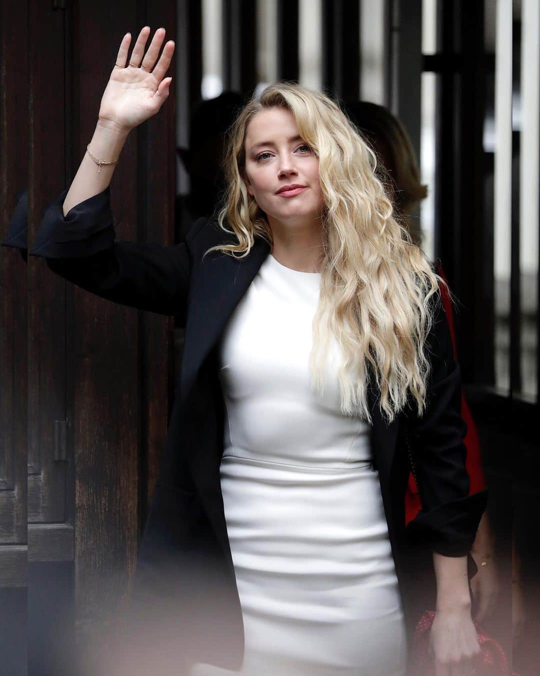 Just Jaredさんのインスタグラム写真 - (Just JaredInstagram)「Amber Heard heads out of the Royal Courts of Justice in London with her legal team as Johnny Depp’s libel case starts to wrap up   #AmberHeard Photos: Getty」7月28日 3時11分 - justjared