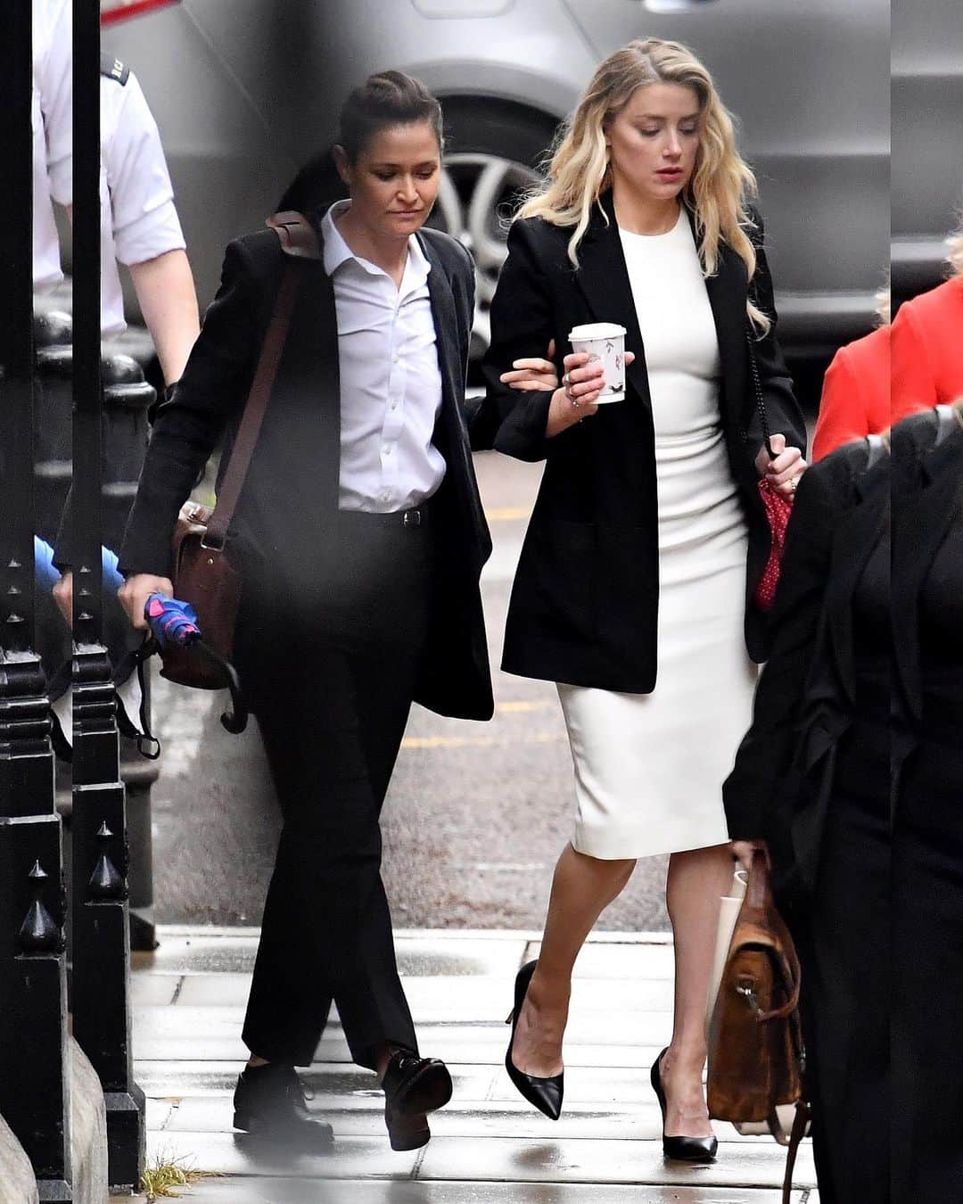 Just Jaredさんのインスタグラム写真 - (Just JaredInstagram)「Amber Heard heads out of the Royal Courts of Justice in London with her legal team as Johnny Depp’s libel case starts to wrap up   #AmberHeard Photos: Getty」7月28日 3時11分 - justjared