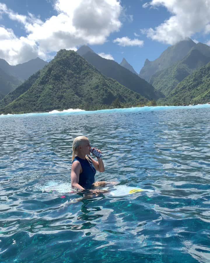 タティアナ・ウェストン・ウェブのインスタグラム：「Missing the feeling of being able to just go where ever, when ever! This pandemic is crazy, but I’m still reminiscing on good times from last year. Soon there will be plenty more! @rockstarenergy // saudades de viaja pra qualquer lugar pra pegar altas ondas! Esse foi um dia no Tahiti ano passado. 🦋🤍✨」