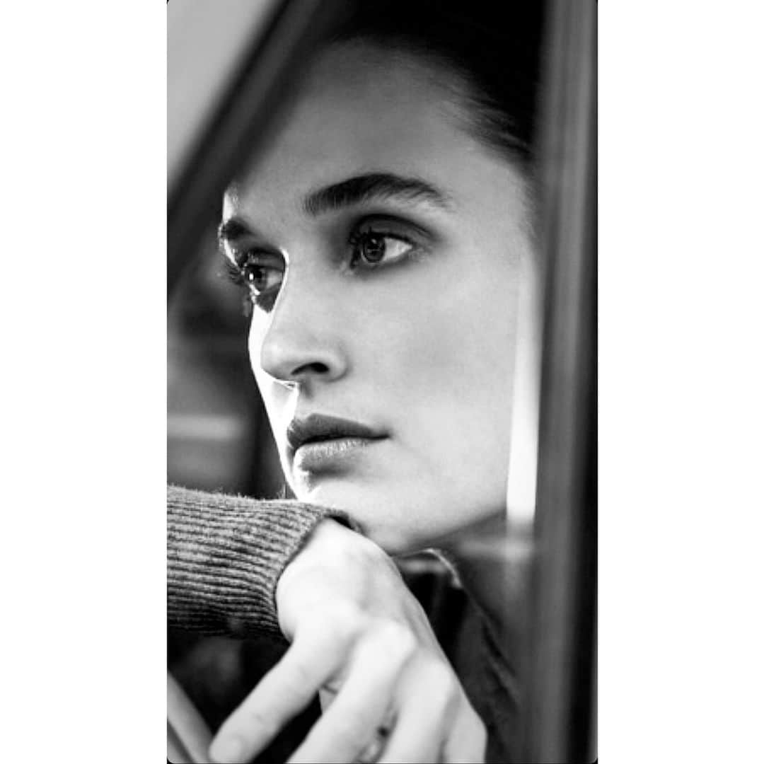 ケイト・ハリソンのインスタグラム：「New @brochuwalker 🖤」