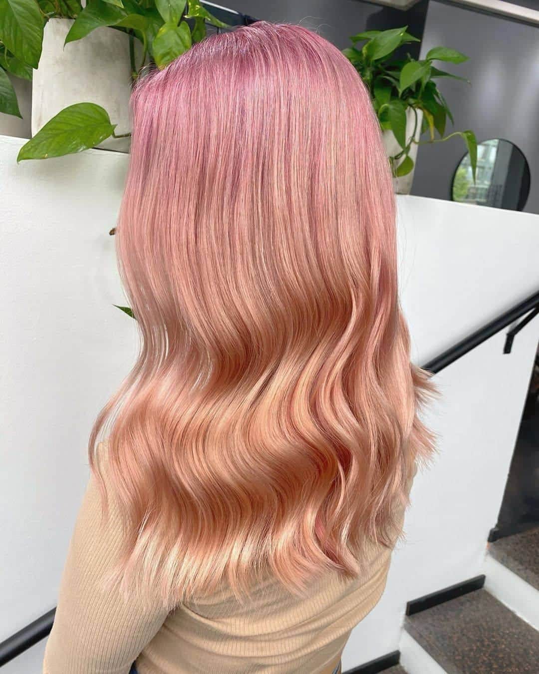 ghd hairさんのインスタグラム写真 - (ghd hairInstagram)「It's a peachy pink kind of day 💗🍑 @ott_qhair   #ghd #ghdpink #hairgoals #hairinspo #pinkhair #peachypink #pinktresses」7月28日 3時22分 - ghdhair