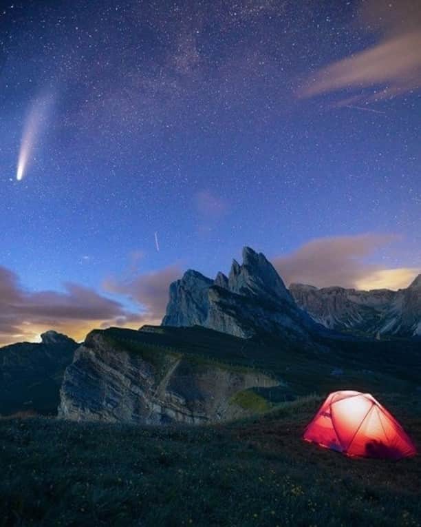 Discoveryさんのインスタグラム写真 - (DiscoveryInstagram)「Catching a glimpse of #NEOWISE over one of my favorite spots in the Dolomites. Absolutely worth it! See you in 6800 years!   Photo + Caption: David Anzimanni (@davide.anzimanni)」7月28日 3時28分 - discovery