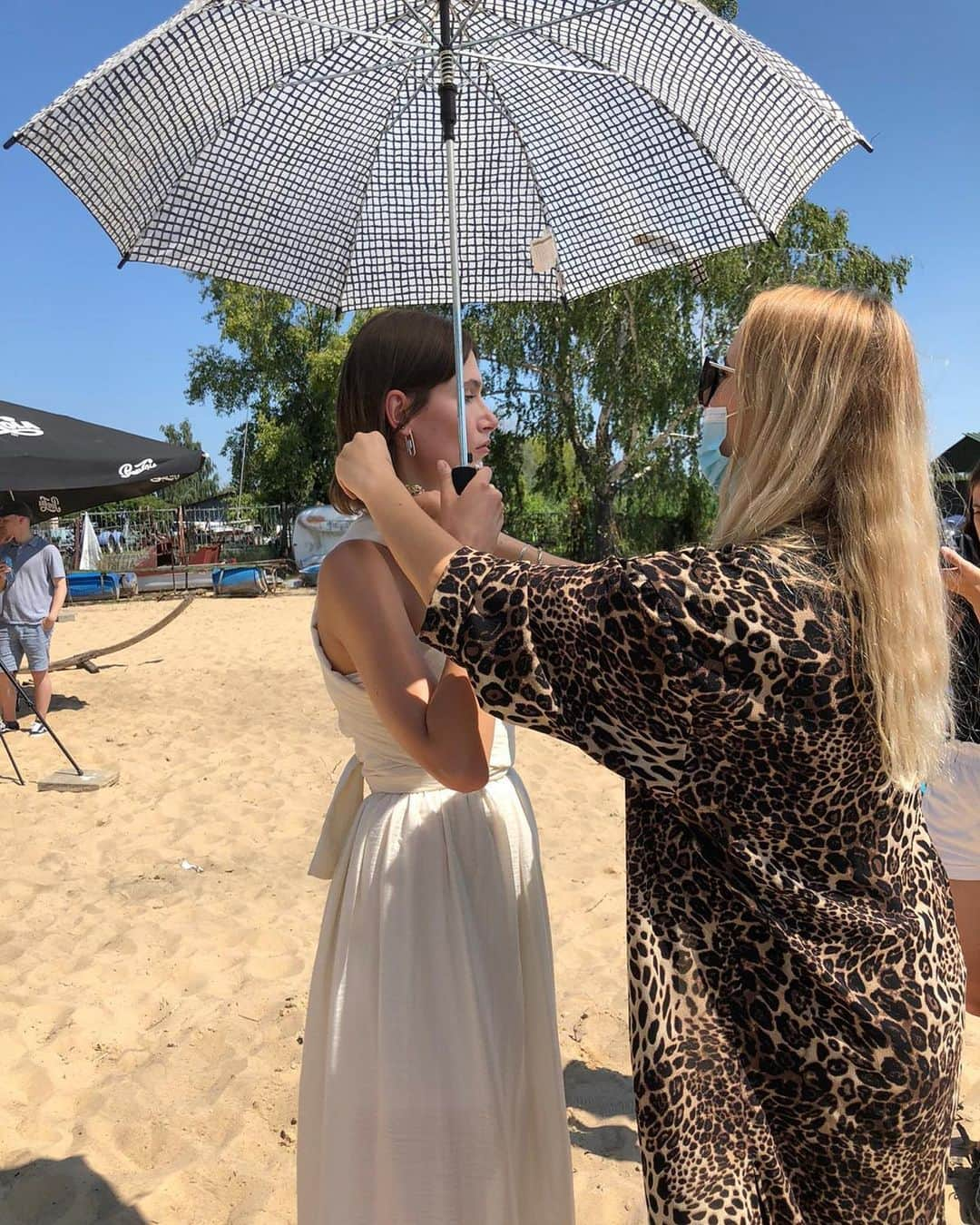 Juliett K.さんのインスタグラム写真 - (Juliett K.Instagram)「#yesterday Beautiful day 💙 Nowa kapsułowa kolekcja @eppram_official! 3 całkowicie inne modelki, po raz pierwszy w kolekcji pojawią się także sukienki 🙌🏼 Już niedługo efekty wczorajszego planu zdjęciowego. A na razie serwuję #backstage. Raz jeszcze ogromnie Dziękuje całej cudownej (bez ściemy!) ekipie!  Foto @tatianaandkarol  asystent foto @piotr.flejszer  Modelki @paulinakube @apolonka @popiel.lidia  Make up i włosy @aleksandraprzyluska  Produkcja @pinkpr_agency @hubert.szumski  Asyst produkcji @nataliakroll  Miejsce @hotel500premiumzegrze Set Designer @dobrakobieta Asyst @justinaaa_s @kas.wojcik  @puulovver  I dziękuje oczywiście Tobie @lananguyen_priv ❤️」7月27日 18時37分 - maffashion_official