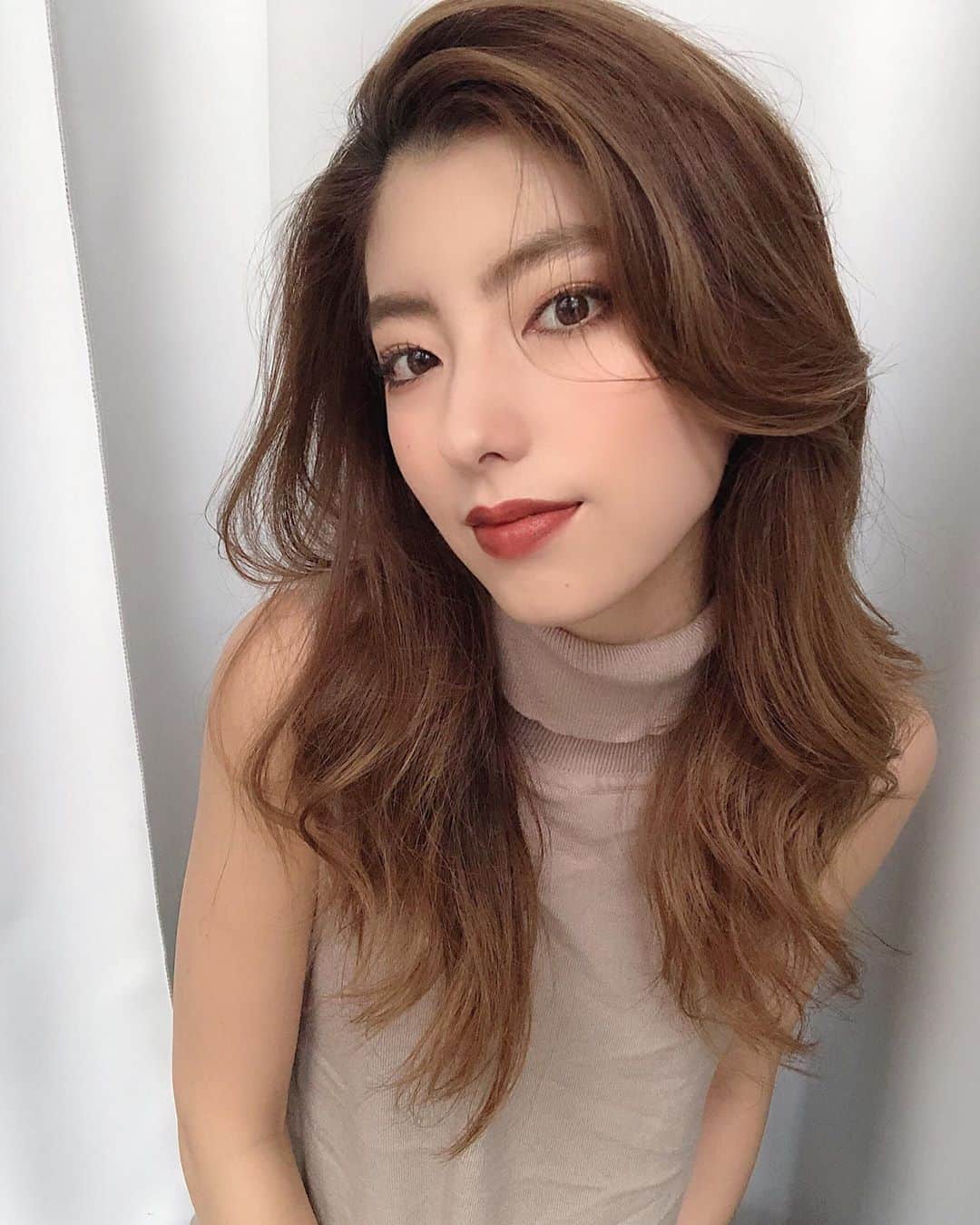高村 楓のインスタグラム：「. . この間AWメイクした✌️ 今季の指定メイク1位2位争うぐらいすき♡ . 写真じゃわからんけど目のゴールドのラメと 濃いリップが好みすぎる😫💕 . こっちサイドの顔で写真 めったに撮らんから違和感😂😂 . #MURUA#murua_by_staff#mac#make #ムルーア#メイク#AWメイク#コスメ」