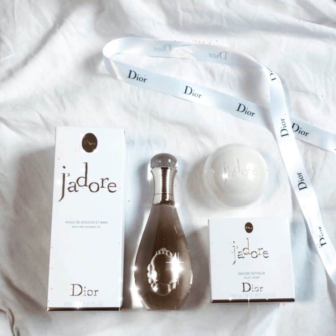 のインスタグラム：「大好きなj'adore🥺❤️ いい匂いすぎる…🤤🛁 . . . #dior #jadore #香水　#ボディーソープ #bodysoap #love」