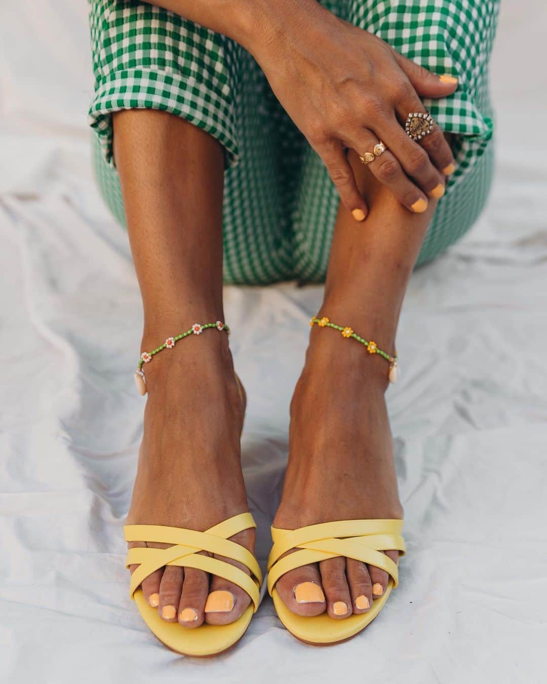 Collage Vintageのインスタグラム：「Yellow, green and cute daisy anklets that are now available on @collagevintageshop 🤗🌸 Verde, amarillo y tobilleras de margaritas molonas ahora disponibles en mi tienda online 🥰」