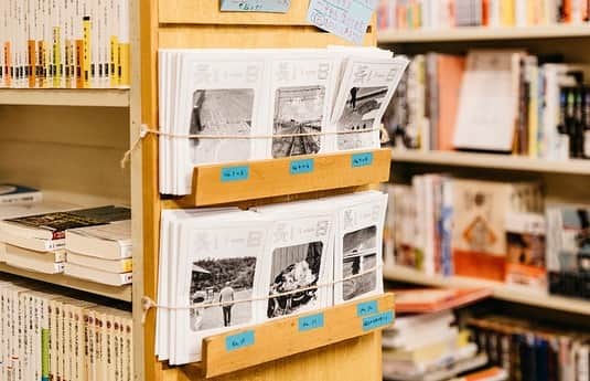 POPEYE_Magazineさんのインスタグラム写真 - (POPEYE_MagazineInstagram)「フリーペーパー探索も本屋を巡る楽しみのひとつ。駒込の『BOOKS青いカバ』で見つけたのは、滝口悠生さんの『長い一日』。文庫本サイズに折りたたまれた紙のなかに、1章分の物語が印刷されている。青森の『八戸ブックセンター』、大阪の『toi books』でも配布中。なくなったら補充されるそうだけど、取り置きはしないルール。お店を訪ねて、出合えたらラッキー。#popeyemagazine #summerreading」7月27日 18時43分 - popeye_magazine_official