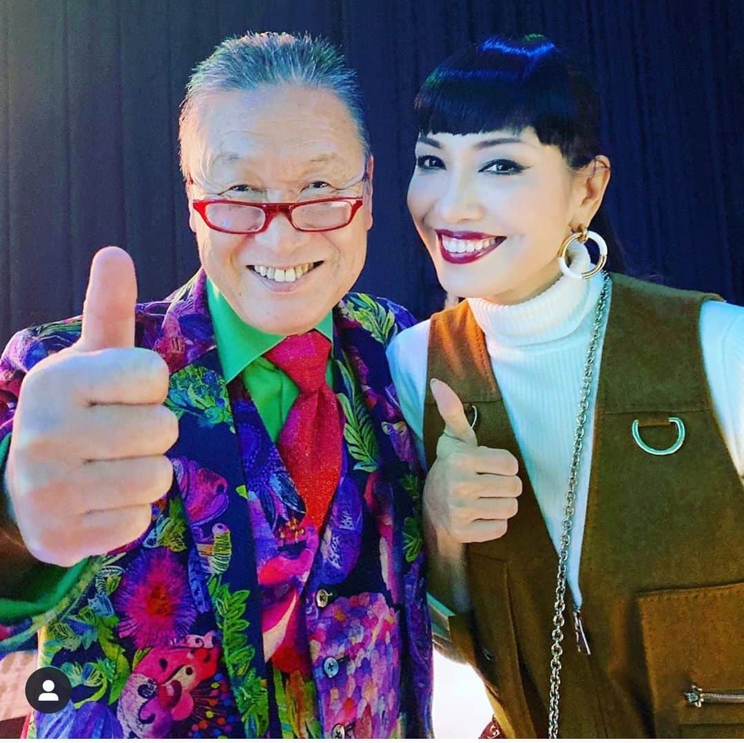 アンミカさんのインスタグラム写真 - (アンミカInstagram)「世界を代表するデザイナーでプロデューサーの山本寛斎さん、、、ご冥福をお祈り申し上げます。。 。 いつも背筋を伸ばして、満面の笑顔で、ストレートに言葉を伝えてくださる寛斎さんの姿が目に浮かびます。 。 【日本元気プロジェクト】では、人の無限のエネルギーを信じ、1000人近い会場が一体となって笑い、踊り、拍手。【元気でいよう！元気には夢や希望、仲間との絆が不可欠】と、人間の躍動的な生命力の持つ力を教えて下さいました。 。 リハーサルでは【もっと出来る！自分を信じて！】と、みんなを叱咤激励、鼓舞して下さり、実際にその人の輝きを最大限に引き出して下さいました。 。 【パリコレ学】では、パリコレを目指すモデルへのアドバイスに 【たかがパリコレ！パリコレ以前に、自分が"今"をどう楽しむかだ！】と、モデルである前に人として人生をどう楽しむか、根本的に大切なことを伝えて下さいました。 。 常に前向き、そして飽くなき挑戦は北極にも。 。 自分に限界を作らず、挑戦し、楽しむことを教えてくれた寛斎さんの精神は、心に生き続けます。 。 天国でもそのエネルギーで、みんなを巻き込むのでしょう。 。 安らかにお眠り下さい。 。 #最後の仕事となった7月31日20時から配信のオンラインイベント日本元気プロジェクト2020スーパーエネルギーは予定通り開催されます。 #https://www.kansai-inc.co.jp/ngp2020/ #寛斎さんの残した人間が持つエネルギーや服を通してのコミュニケーションをこのオンラインイベントで皆で感じられたら嬉しいです。 #感謝。。 @kansai_yamamoto_official」7月27日 18時45分 - ahnmikaofficial