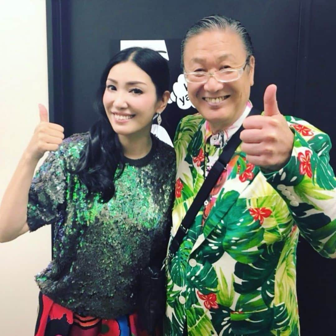 アンミカさんのインスタグラム写真 - (アンミカInstagram)「世界を代表するデザイナーでプロデューサーの山本寛斎さん、、、ご冥福をお祈り申し上げます。。 。 いつも背筋を伸ばして、満面の笑顔で、ストレートに言葉を伝えてくださる寛斎さんの姿が目に浮かびます。 。 【日本元気プロジェクト】では、人の無限のエネルギーを信じ、1000人近い会場が一体となって笑い、踊り、拍手。【元気でいよう！元気には夢や希望、仲間との絆が不可欠】と、人間の躍動的な生命力の持つ力を教えて下さいました。 。 リハーサルでは【もっと出来る！自分を信じて！】と、みんなを叱咤激励、鼓舞して下さり、実際にその人の輝きを最大限に引き出して下さいました。 。 【パリコレ学】では、パリコレを目指すモデルへのアドバイスに 【たかがパリコレ！パリコレ以前に、自分が"今"をどう楽しむかだ！】と、モデルである前に人として人生をどう楽しむか、根本的に大切なことを伝えて下さいました。 。 常に前向き、そして飽くなき挑戦は北極にも。 。 自分に限界を作らず、挑戦し、楽しむことを教えてくれた寛斎さんの精神は、心に生き続けます。 。 天国でもそのエネルギーで、みんなを巻き込むのでしょう。 。 安らかにお眠り下さい。 。 #最後の仕事となった7月31日20時から配信のオンラインイベント日本元気プロジェクト2020スーパーエネルギーは予定通り開催されます。 #https://www.kansai-inc.co.jp/ngp2020/ #寛斎さんの残した人間が持つエネルギーや服を通してのコミュニケーションをこのオンラインイベントで皆で感じられたら嬉しいです。 #感謝。。 @kansai_yamamoto_official」7月27日 18時45分 - ahnmikaofficial