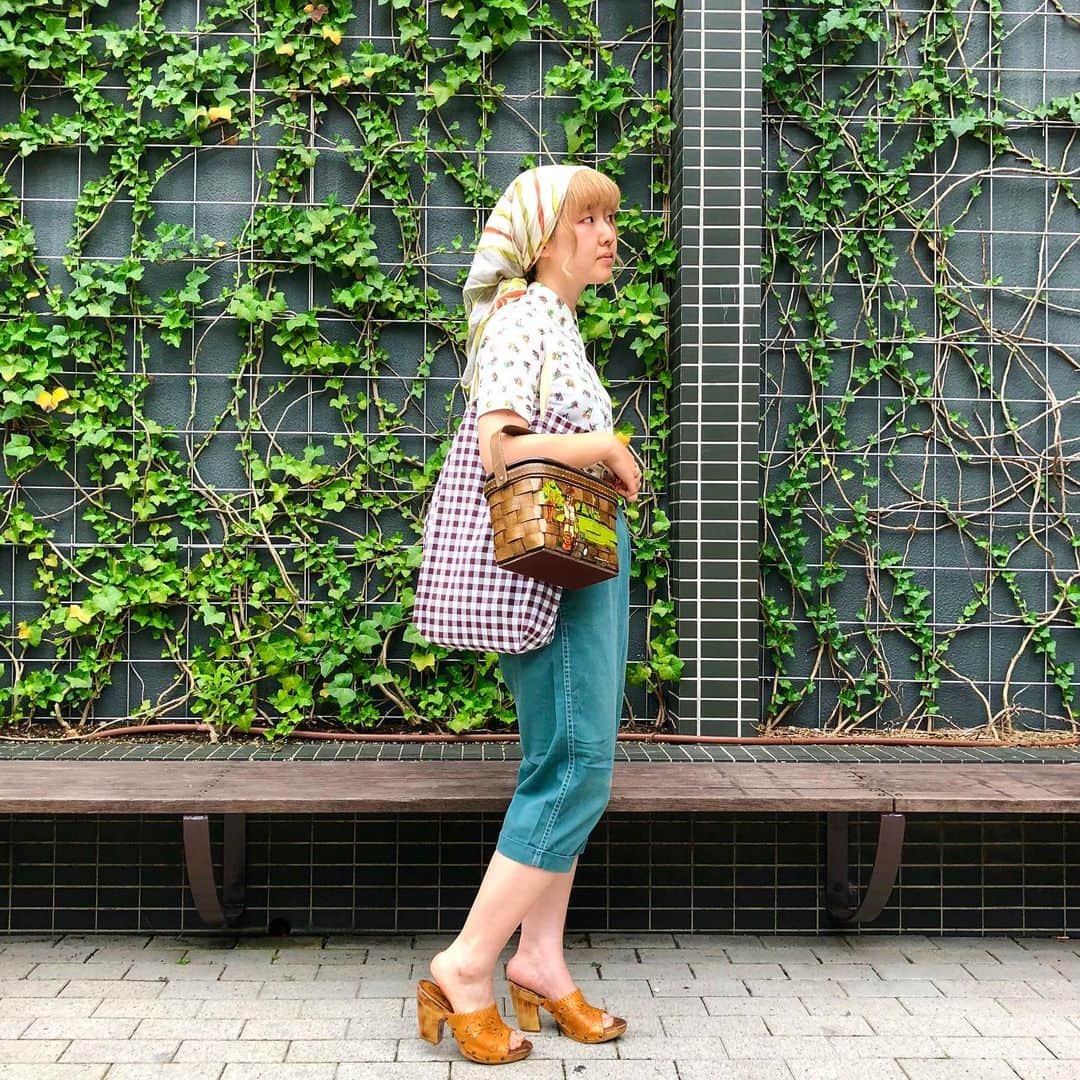 NUTTY Vintage&Collectibleのインスタグラム：「💐RECOMMEND VINTAGE💐  ☑︎vtg print shortsleeve cotton blouse  可愛らしいプリントブラウス入荷しております＊ 着用しているブラウスはなんとルアー柄🎣 ユニークな発想はヴィンテージならでは＊＊  きゅっとお尻のあがったランチパンツをはいて、スカーフを三角巾巻きにしたり、カゴバッグやギンガムチェックの"Baguette bag"をもって👜 フランスの女優さんみたいなスタイル♡  ＊ONLINE STOREにてお買い求めいただけます＊ 📮ONLINE STORE送料無料📮  🛒〜〜〜〜〜〜〜〜〜〜〜 SUMMER SALE LINE UP 〜〜〜〜〜〜〜〜〜〜〜〜🛒 🎟30%~50% OFF TICKET SALE 💎VINTAGE JEWELRY : EVERYTHING 10%OFF 🛀EVERYTHING ¥1000 BATHTUB 📮ONLINE STORE SHPPING FREE 〜〜〜〜〜〜〜〜〜〜〜〜〜」