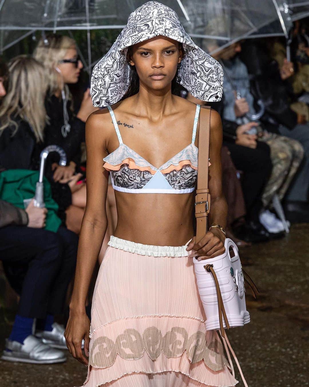 Vogue Italiaさんのインスタグラム写真 - (Vogue ItaliaInstagram)「The top + skirt combination made its comeback on the Spring-Summer 2020 catwalks; perfect for summer evenings, it’s a versatile combo which could be worn even in casual situations. From @Marni and @Lanvinofficial to @Dior and @DolceGabbana, discover all the selected looks by @ElenaSilviaB at the link in bio.」7月27日 18時54分 - vogueitalia