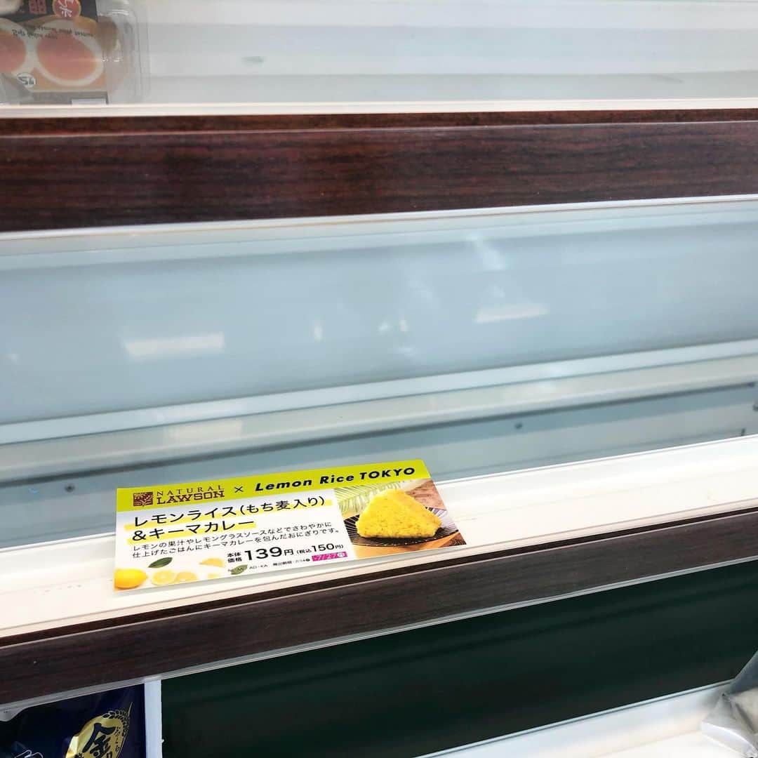 小宮山雄飛さんのインスタグラム写真 - (小宮山雄飛Instagram)「レモンライス東京とナチュラルローソンのコラボ、最終日お店に行ったけど残念ながらというか嬉しい事にというか売り切れで買えなかった。お店では通販始まったので皆さんぜひ！ https://lemonrice.tokyo #レモンライス　#レモンライス東京」7月27日 18時54分 - yuhikomiyama