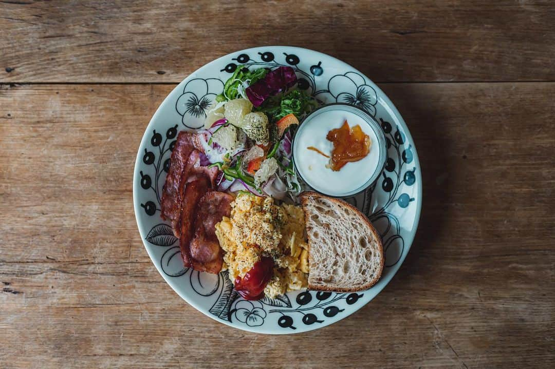 中野晴代のインスタグラム：「・ breakfast ・ ・ #ワンプレート #朝ごはん #oneplate #ブラックパラティッシ #プラパラ #テーブルフォト」