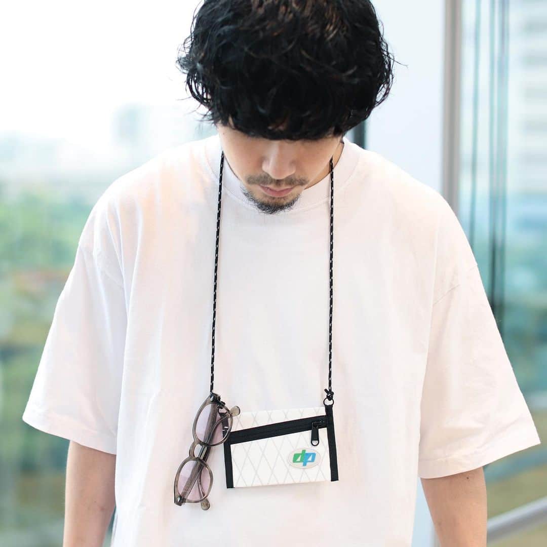 BEAMS ZAKKAさんのインスタグラム写真 - (BEAMS ZAKKAInstagram)「【New Arrival】 ＜bPr BEAMS＞ロゴ X-PAC ネックストラップクージー  優れた防水性と高い強度を誇るX-PACを使用したネックストラップクージー。 ベルクロ部分には約300mlのペットボトルが入ります。 ジップ部分には鍵やリップといった小物からカードや小銭、折り曲げたお札なども収納可能。  アクティブシーンやちょっとしてお出かけに最適な一品です。  @bpr_beams  @beams_mens_casual  @beams_official   #beams #bprbeams #xpac #neckpouch #neckstrap #ビームス #bprビームス #ネックポーチ #ネックストラップ #クージー #gift #ギフト」7月27日 18時59分 - bpr_beams