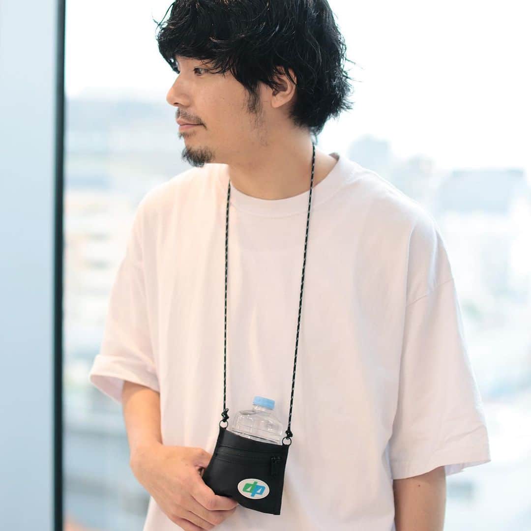 BEAMS ZAKKAさんのインスタグラム写真 - (BEAMS ZAKKAInstagram)「【New Arrival】 ＜bPr BEAMS＞ロゴ X-PAC ネックストラップクージー  優れた防水性と高い強度を誇るX-PACを使用したネックストラップクージー。 ベルクロ部分には約300mlのペットボトルが入ります。 ジップ部分には鍵やリップといった小物からカードや小銭、折り曲げたお札なども収納可能。  アクティブシーンやちょっとしてお出かけに最適な一品です。  @bpr_beams  @beams_mens_casual  @beams_official   #beams #bprbeams #xpac #neckpouch #neckstrap #ビームス #bprビームス #ネックポーチ #ネックストラップ #クージー #gift #ギフト」7月27日 18時59分 - bpr_beams
