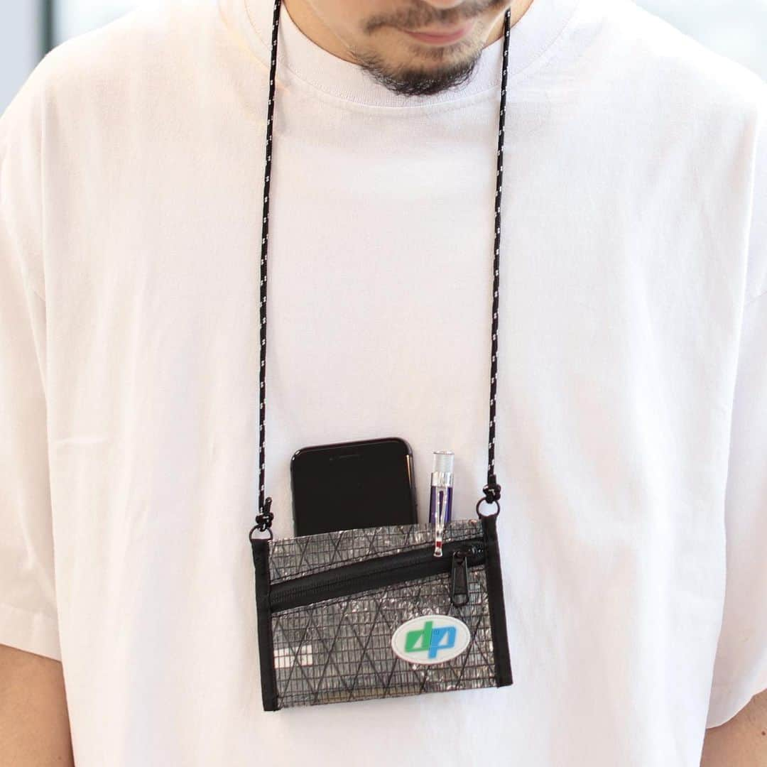 BEAMS ZAKKAさんのインスタグラム写真 - (BEAMS ZAKKAInstagram)「【New Arrival】 ＜bPr BEAMS＞ロゴ X-PAC ネックストラップクージー  優れた防水性と高い強度を誇るX-PACを使用したネックストラップクージー。 ベルクロ部分には約300mlのペットボトルが入ります。 ジップ部分には鍵やリップといった小物からカードや小銭、折り曲げたお札なども収納可能。  アクティブシーンやちょっとしてお出かけに最適な一品です。  @bpr_beams  @beams_mens_casual  @beams_official   #beams #bprbeams #xpac #neckpouch #neckstrap #ビームス #bprビームス #ネックポーチ #ネックストラップ #クージー #gift #ギフト」7月27日 18時59分 - bpr_beams