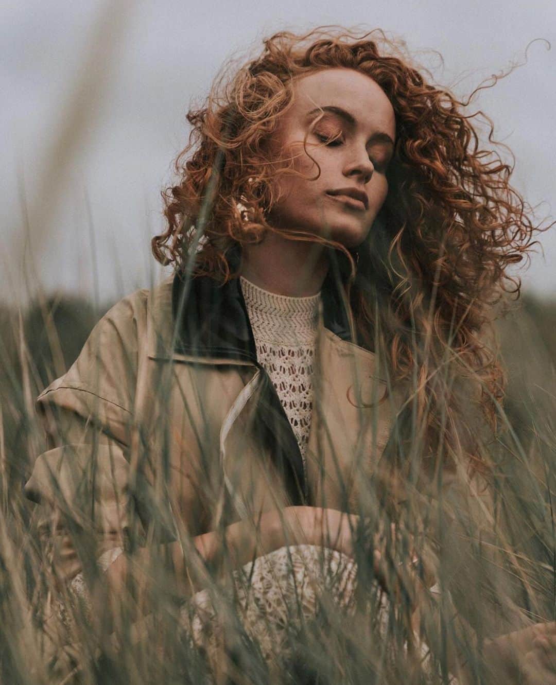ユアアイズライのインスタグラム：「Fern by @photographybyzak ✨  Mua: @andreabainesmakeupartistry 🌱 Stylist: @stylistmrscrawford」