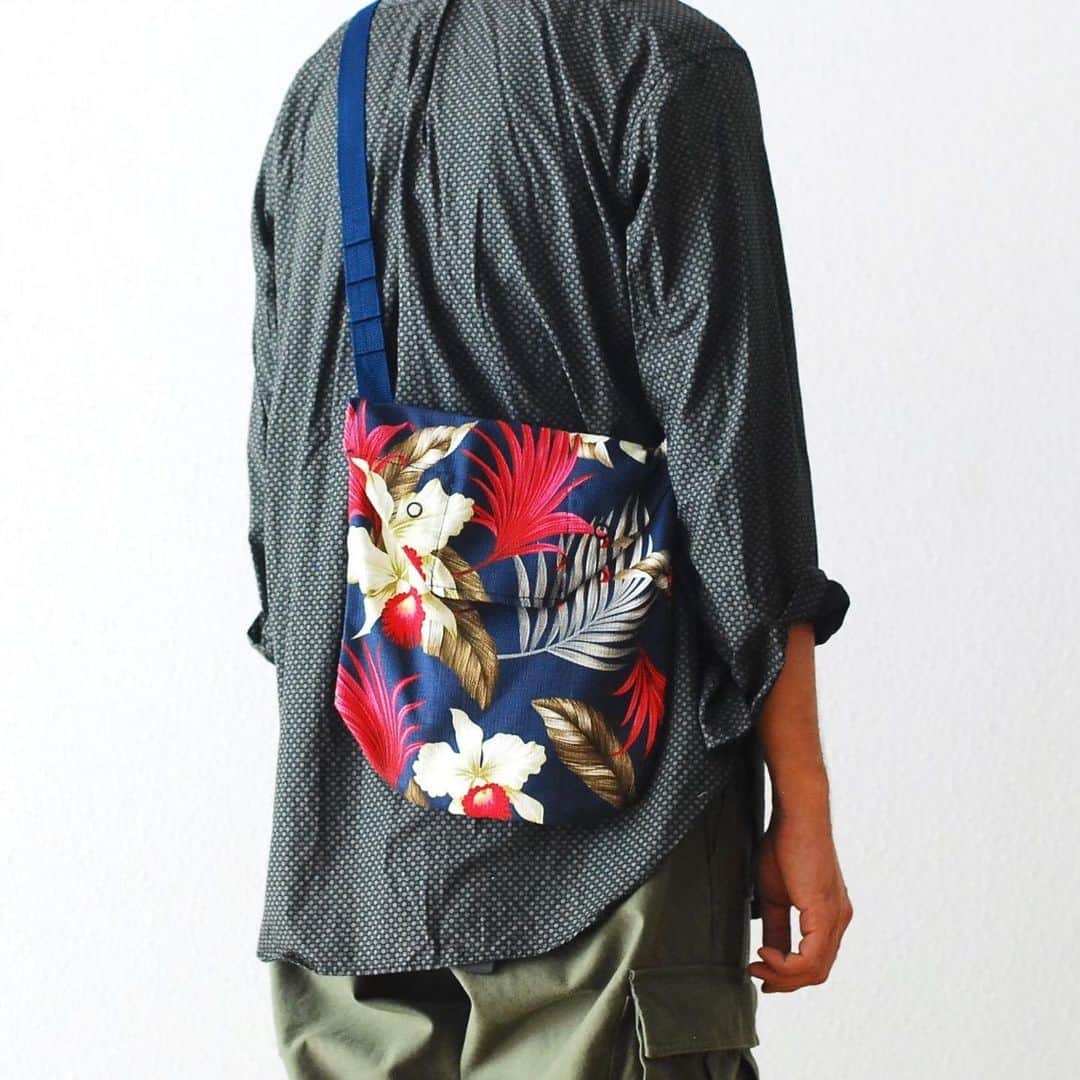 wonder_mountain_irieさんのインスタグラム写真 - (wonder_mountain_irieInstagram)「_ ［SALE対象商品］ Engineered Garments / エンジニアードガーメンツ "Shoulder Pouch -Hawaiian Floral Java Cloth-" ¥12,100- >¥7.260- [ 40%off ] _ 〈online store / @digital_mountain〉 https://www.digital-mountain.net/shopdetail/000000009174/ _ 【オンラインストア#DigitalMountain へのご注文】 *24時間受付 *15時までのご注文で即日発送 * 1万円以上ご購入で送料無料 tel：084-973-8204 _ We can send your order overseas. Accepted payment method is by PayPal or credit card only. (AMEX is not accepted)  Ordering procedure details can be found here. >>http://www.digital-mountain.net/html/page56.html  _ #NEPENTHES #EngineeredGarments #ネペンテス #エンジニアードガーメンツ _ 本店：#WonderMountain  blog>> http://wm.digital-mountain.info/blog _  JR 「#福山駅」より徒歩10分 #ワンダーマウンテン #japan #hiroshima #福山 #福山市 #尾道 #倉敷 #鞆の浦 近く _ 系列店：@hacbywondermountain _」7月27日 19時02分 - wonder_mountain_