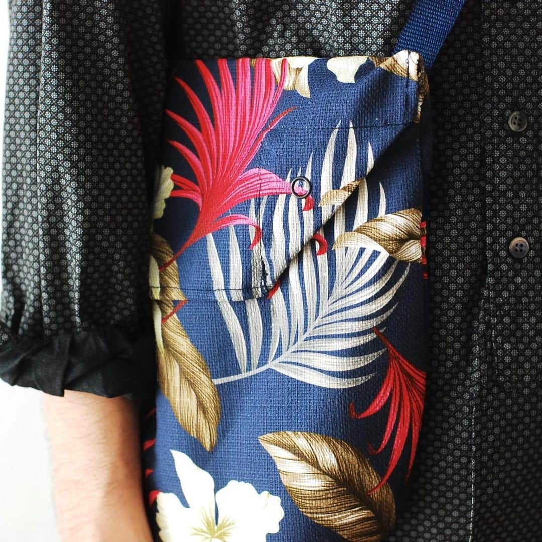 wonder_mountain_irieさんのインスタグラム写真 - (wonder_mountain_irieInstagram)「_ ［SALE対象商品］ Engineered Garments / エンジニアードガーメンツ "Shoulder Pouch -Hawaiian Floral Java Cloth-" ¥12,100- >¥7.260- [ 40%off ] _ 〈online store / @digital_mountain〉 https://www.digital-mountain.net/shopdetail/000000009174/ _ 【オンラインストア#DigitalMountain へのご注文】 *24時間受付 *15時までのご注文で即日発送 * 1万円以上ご購入で送料無料 tel：084-973-8204 _ We can send your order overseas. Accepted payment method is by PayPal or credit card only. (AMEX is not accepted)  Ordering procedure details can be found here. >>http://www.digital-mountain.net/html/page56.html  _ #NEPENTHES #EngineeredGarments #ネペンテス #エンジニアードガーメンツ _ 本店：#WonderMountain  blog>> http://wm.digital-mountain.info/blog _  JR 「#福山駅」より徒歩10分 #ワンダーマウンテン #japan #hiroshima #福山 #福山市 #尾道 #倉敷 #鞆の浦 近く _ 系列店：@hacbywondermountain _」7月27日 19時02分 - wonder_mountain_