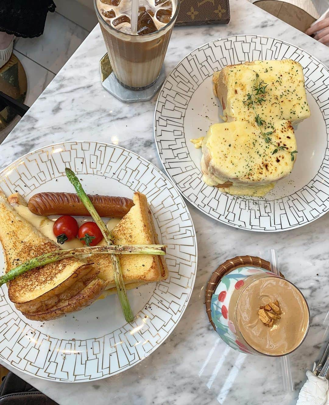 佐藤瀬奈さんのインスタグラム写真 - (佐藤瀬奈Instagram)「⠀ 先日代官山の《 salon de Louis Jewelry Cafe 》に行った時の♡ 日射しが入って気持ち良い空間でした☺️⠀ ⠀ チーズトーストとダルゴナコーヒーの組み合わせが朝ごはん🥪って感じで幸せ🤤♡⠀ ⠀ 2Fはジュエリーショップになっていてとても素敵でした🥺✨ そして店員さんが皆さん可愛すぎてデレデレしてました← 落ち着いたら絶対また行きたい場所です♡ ・ ・ ・ #代官山カフェ #salondelouisjewerlycafe  #ruicafe」7月27日 19時05分 - senapuu