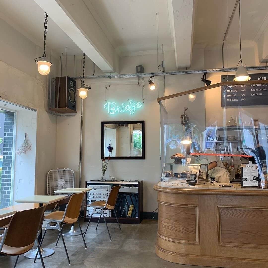 isutaさんのインスタグラム写真 - (isutaInstagram)「味わい深いコーヒーと﻿ アイスクリームが定番のカフェ♡﻿ ﻿ ﻿ 東京・馬喰町にある「Bridge COFFEE&ICECREAM」はコーヒーやアイスクリーム、ブラウニーなどが食べられるカフェ 。﻿ ﻿ ﻿ すっきりとした店内と、おしゃれなインテリアが本を読んだりおしゃべりをしたりゆったりと過ごすことのできる居心地のいい空間なんだとか。﻿ ﻿ ﻿ 定番のアイスクリームは種類が豊富で、どれにするか迷ってしまいそう…♡﻿ ﻿ ﻿ 気になる方はぜひチェックしてくださいね♪﻿ ﻿ ﻿ 【Bridge COFFEE&ICECREAM】﻿ 住所：東京都中央区日本橋馬喰町1-13-9 イーグルビル 1F﻿ TEL：03-3527-3399﻿ 営業時間：10:00～16:00﻿ 定休日：不定休﻿ ﻿ ﻿ photo by﻿ @___yumn__﻿ @____kn26﻿ @__article﻿ @_____pearl.s﻿ @___no.373___﻿ @colony.fuji___yui.m﻿ ﻿ ﻿ #isuta #イスタ #isutapic﻿ #isutacafe #カフェ巡り #おしゃれカフェ ﻿ #コーヒーショップ #Bridge #Bridgecoffee ﻿ #東京カフェ #東京カフェ巡り #カフェスタグラム ﻿ #馬喰町カフェ巡り #馬喰町カフェ #icecream ﻿ #coffee #cafestagram #カフェ #カフェ好き ﻿ #お洒落な人と繋がりたい  #カフェ好きな人と繋がりたい」7月27日 19時07分 - isuta_jp