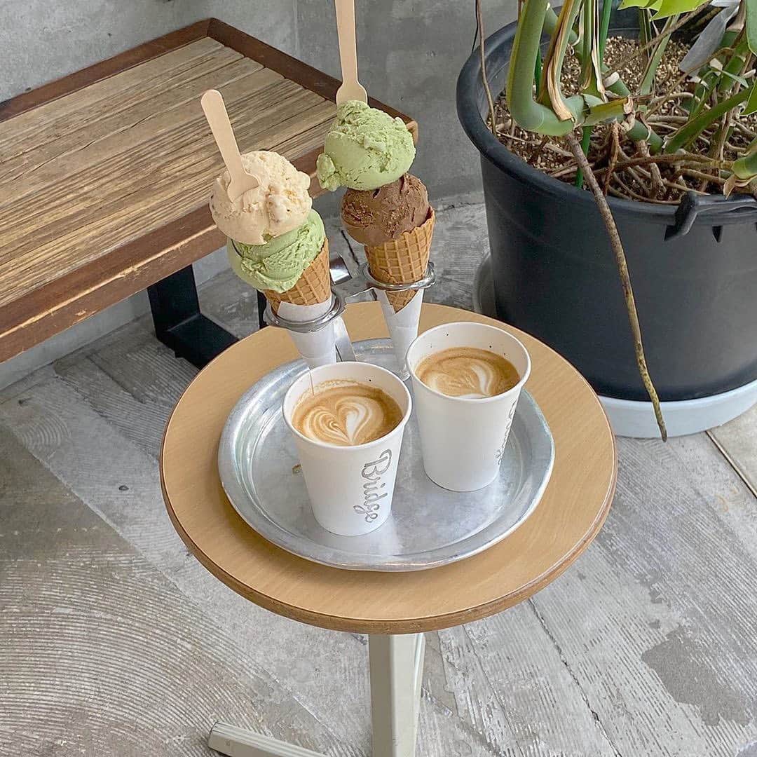 のインスタグラム：「味わい深いコーヒーと﻿ アイスクリームが定番のカフェ♡﻿ ﻿ ﻿ 東京・馬喰町にある「Bridge COFFEE&ICECREAM」はコーヒーやアイスクリーム、ブラウニーなどが食べられるカフェ 。﻿ ﻿ ﻿ すっきりとした店内と、おしゃれなインテリアが本を読んだりおしゃべりをしたりゆったりと過ごすことのできる居心地のいい空間なんだとか。﻿ ﻿ ﻿ 定番のアイスクリームは種類が豊富で、どれにするか迷ってしまいそう…♡﻿ ﻿ ﻿ 気になる方はぜひチェックしてくださいね♪﻿ ﻿ ﻿ 【Bridge COFFEE&ICECREAM】﻿ 住所：東京都中央区日本橋馬喰町1-13-9 イーグルビル 1F﻿ TEL：03-3527-3399﻿ 営業時間：10:00～16:00﻿ 定休日：不定休﻿ ﻿ ﻿ photo by﻿ @___yumn__﻿ @____kn26﻿ @__article﻿ @_____pearl.s﻿ @___no.373___﻿ @colony.fuji___yui.m﻿ ﻿ ﻿ #isuta #イスタ #isutapic﻿ #isutacafe #カフェ巡り #おしゃれカフェ ﻿ #コーヒーショップ #Bridge #Bridgecoffee ﻿ #東京カフェ #東京カフェ巡り #カフェスタグラム ﻿ #馬喰町カフェ巡り #馬喰町カフェ #icecream ﻿ #coffee #cafestagram #カフェ #カフェ好き ﻿ #お洒落な人と繋がりたい  #カフェ好きな人と繋がりたい」