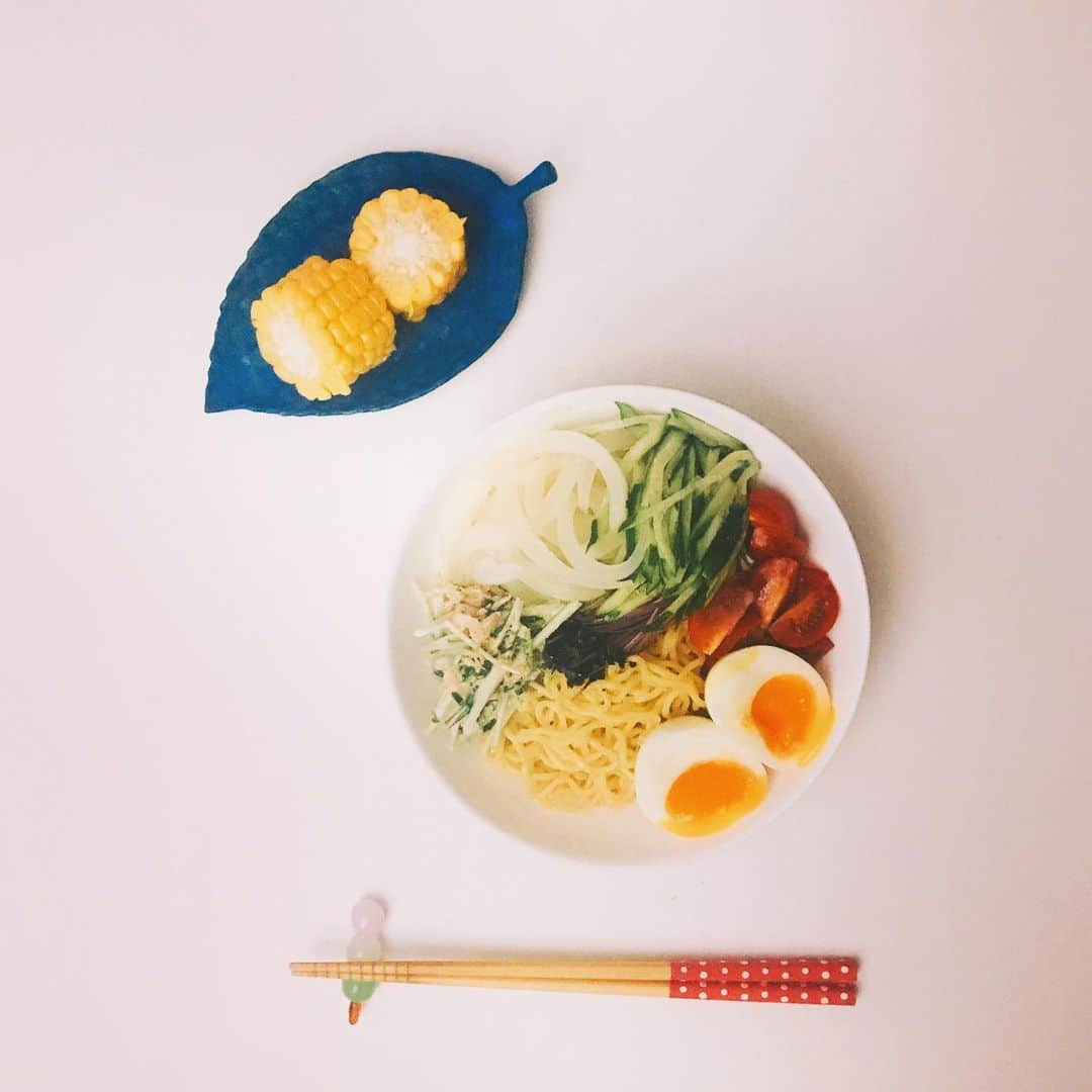 森由月さんのインスタグラム写真 - (森由月Instagram)「・ 今日の晩ごはん *ラーメンサラダ🍜 *とうもろこし🌽 ・ 暑いのでさっぱり柚子胡椒ダレで。 トッピング→水菜&ツナマヨ、新玉ねぎ、胡瓜、トマト、半熟卵、レッドキャベツスプラウト🌱 ・ 蒸しただけのとうもろこしが甘くて甘くて💛 旬のものはなるべくそのまま。 ＊ ＊ ＊ #晩ごはん #ゆうはん #おうちごはん #料理 #自炊 #料理好きな人と繋がりたい #おうちごはんlover #献立 #食事 #クッキングラム #暮らし #フーディーテーブル #料理写真 #てづくりごはん365 #ラーメンサラダ #とうもろこし #旬の野菜 #旬を味わう  #dinner #meal #japanesefood #cooking #cuisine #instafood #foodstagram #foodie #homecooking #eat #foodphotography #ramen」7月27日 19時08分 - mori_yutsuki