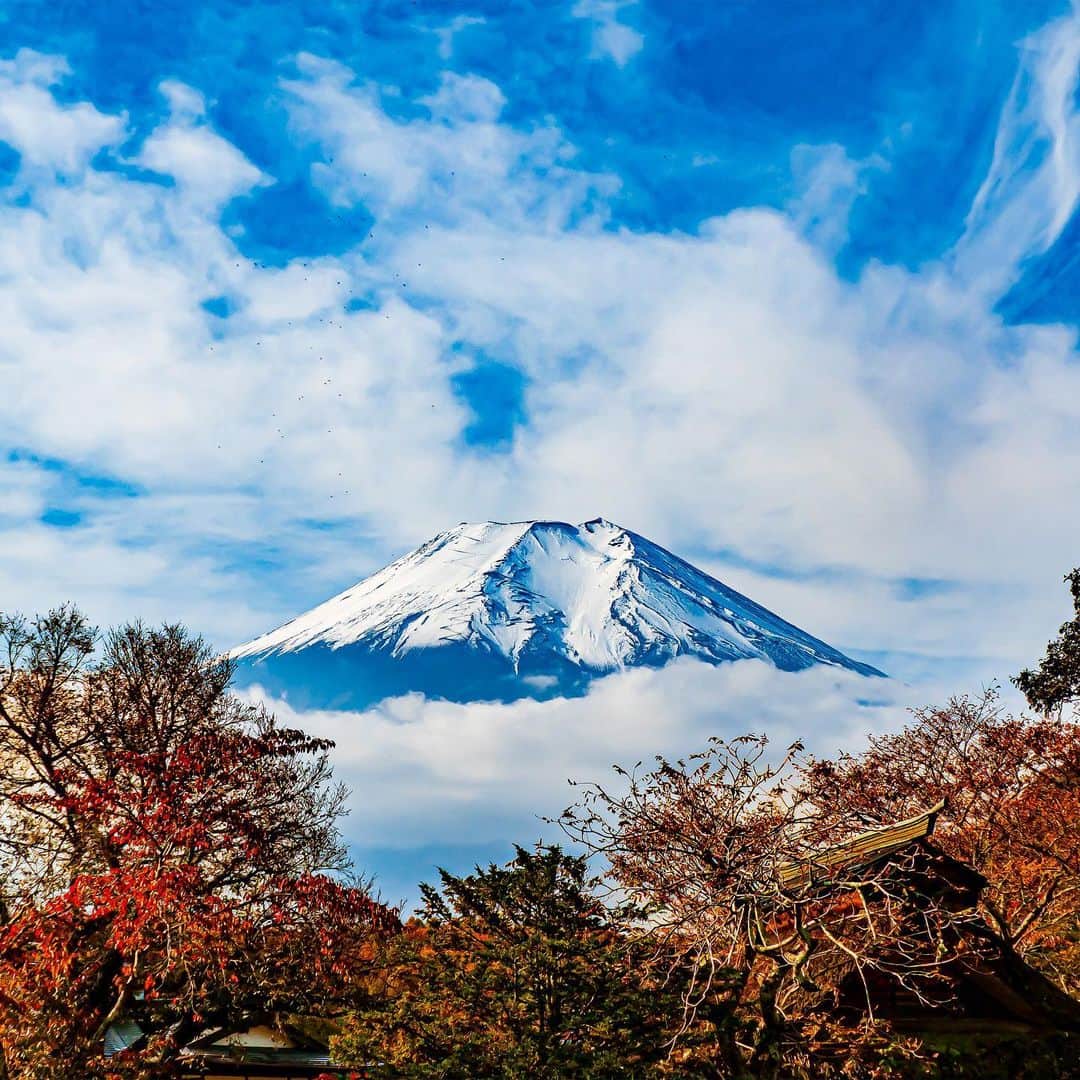 tomohiro koshikaのインスタグラム：「雲の上から🏔失礼します  もうすぐ噴火すると話題だが 如何に❓  噴火したら変形して もうみられなくなる風景かも」
