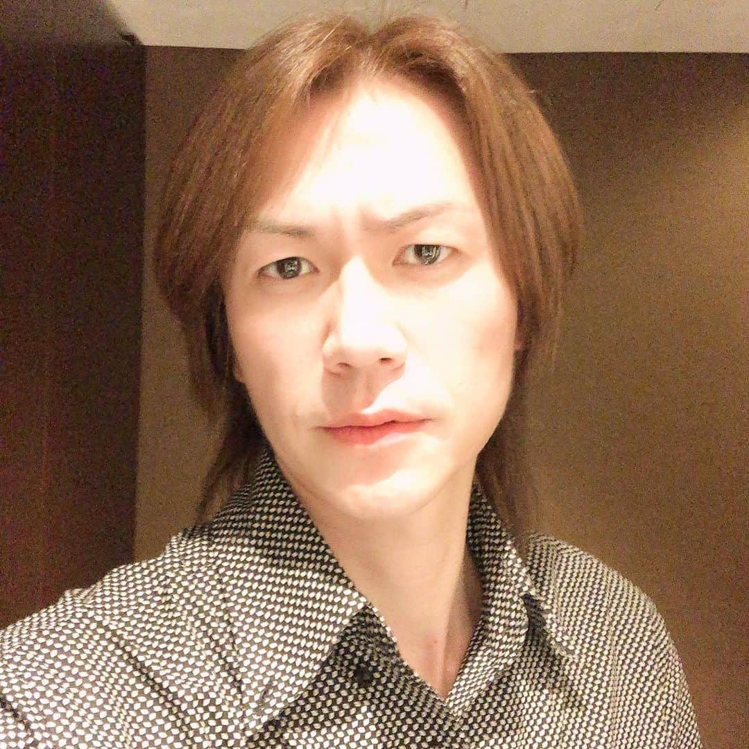 城咲仁さんのインスタグラム写真 - (城咲仁Instagram)「たまにはマジな顔🤣 さて、20:00すぎからイチナナ生配信よろしこ いけまっか？🤣 #城咲仁  #イチナナ #最終日」7月27日 19時09分 - shirosaki_jin_official