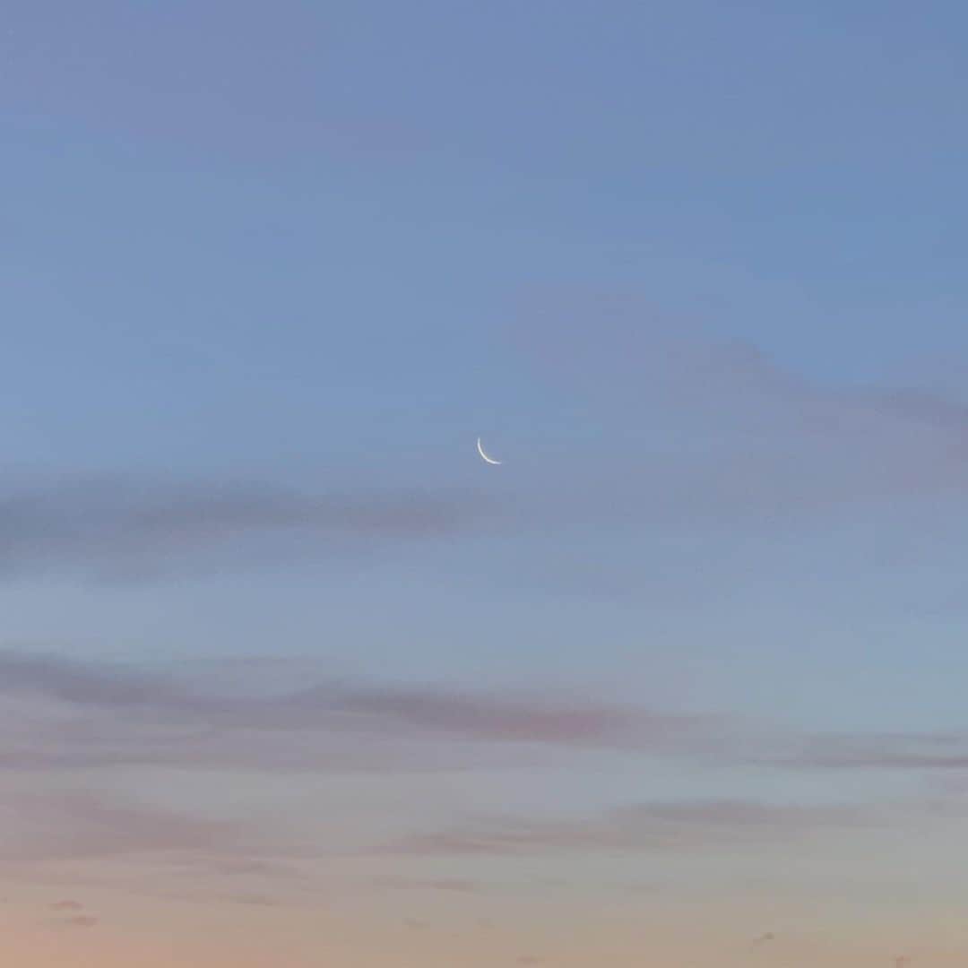 Haruのインスタグラム：「自分が撮る写真のほとんどが 空なんだけどこれは イタリア（milano） で撮ったお気に入りの１枚だ。」