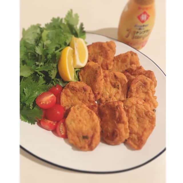 前田ゆかのインスタグラム：「久しぶりに作った タイ風さつま揚げ！  子どもたちも食べるので辛すぎず、 ベースははんぺんに海老を使っているのでふわふわの食感。  本当はパクチーを混ぜ込むとエスニック度が上がります↑そうすると子どもたちがたべなくなるので代わりにニラ使用。 スイートチリソース無しでも美味しい！ 夏に食べたくなる一品✨  #おうちごはん #こんやのばんごはん  #タイ風さつま揚げ #米粉 #maeyukareshipi」