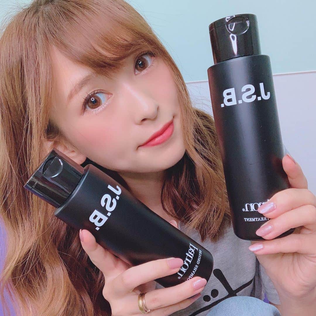 町田亜里香のインスタグラム：「がんちゃんと同じ香り🌹？♡  . @patron.tokyo さんから プレゼント頂きました🎁✨ ちいと一緒に使ってるんだけど めちゃくちゃいい香りで🥺 洗い上がりもつるん𓂃𓂂𑀀 香りも長持ちする🌼🌼 三代目と同じ香りだって🥺🥺 それだけでたまらないですね。笑 . . #頭皮ケア #patron #髪質改善  #patrontokyo #三代目jsoulbrothers  #香り #いい香り #jsb」