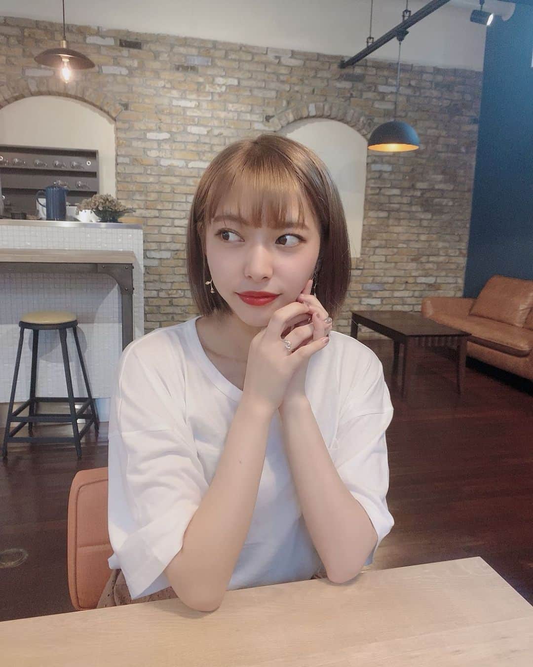 徒然みおれのインスタグラム：「TEA BRAKE☕✧  #カフェ #cafe #ボブ #ショートボブ #ハイトーンカラー」