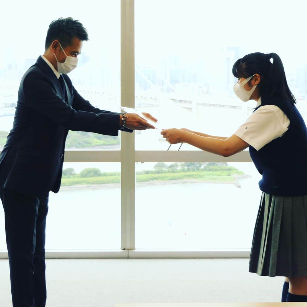 フジテレビ「ドラマ甲子園」さんのインスタグラム写真 - (フジテレビ「ドラマ甲子園」Instagram)「📣速報📣  第７回 #ドラマ甲子園 大賞と佳作が決定！ 大賞の授賞式が本日行われました。  ★大賞：「言の葉」平野水乙さん（神奈川県） ★佳作：「アパシー記」青葉美樹さん（大阪府）  大賞受賞者の平野さんには、宇津井隆（フジテレビ執行役員総合事業局長）より、賞状が授与されました。  平野さんは現在16歳。 ドラマ甲子園史上、最年少監督が誕生します❗️  この作品は今夏、プロのキャストとスタッフのサポートのもと、平野さんご自身の監督で制作致します。  監督の奮闘は、このアカウントでレポートします📝 応援よろしくお願いいたします❗️  #フジテレビ #FOD」7月27日 19時13分 - dramakoshien