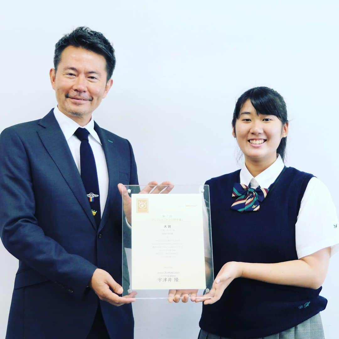 フジテレビ「ドラマ甲子園」さんのインスタグラム写真 - (フジテレビ「ドラマ甲子園」Instagram)「📣速報📣  第７回 #ドラマ甲子園 大賞と佳作が決定！ 大賞の授賞式が本日行われました。  ★大賞：「言の葉」平野水乙さん（神奈川県） ★佳作：「アパシー記」青葉美樹さん（大阪府）  大賞受賞者の平野さんには、宇津井隆（フジテレビ執行役員総合事業局長）より、賞状が授与されました。  平野さんは現在16歳。 ドラマ甲子園史上、最年少監督が誕生します❗️  この作品は今夏、プロのキャストとスタッフのサポートのもと、平野さんご自身の監督で制作致します。  監督の奮闘は、このアカウントでレポートします📝 応援よろしくお願いいたします❗️  #フジテレビ #FOD」7月27日 19時13分 - dramakoshien
