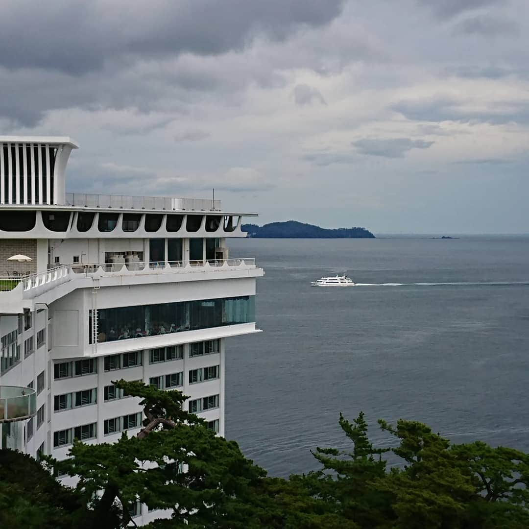 ホテルニューアカオ　熱海温泉＆リゾートのインスタグラム：「雨の止み間に外に出たら うっすら真鶴半島の先にみなとみらいのランドマークが！🗼✨ アカオから横浜が見えるなんてビックリです！  2枚目はアカオの17階で行っている 夏祭りの写真です😀 ヨーヨー釣りとスーパーボールすくい ボール遊びを夏休み期間中毎晩行っております🌙 お泊まりの際には是非お立ち寄りください。 大人の方はビアガーデンもありますよ🍻 夕涼みしながらビールで乾杯！！」