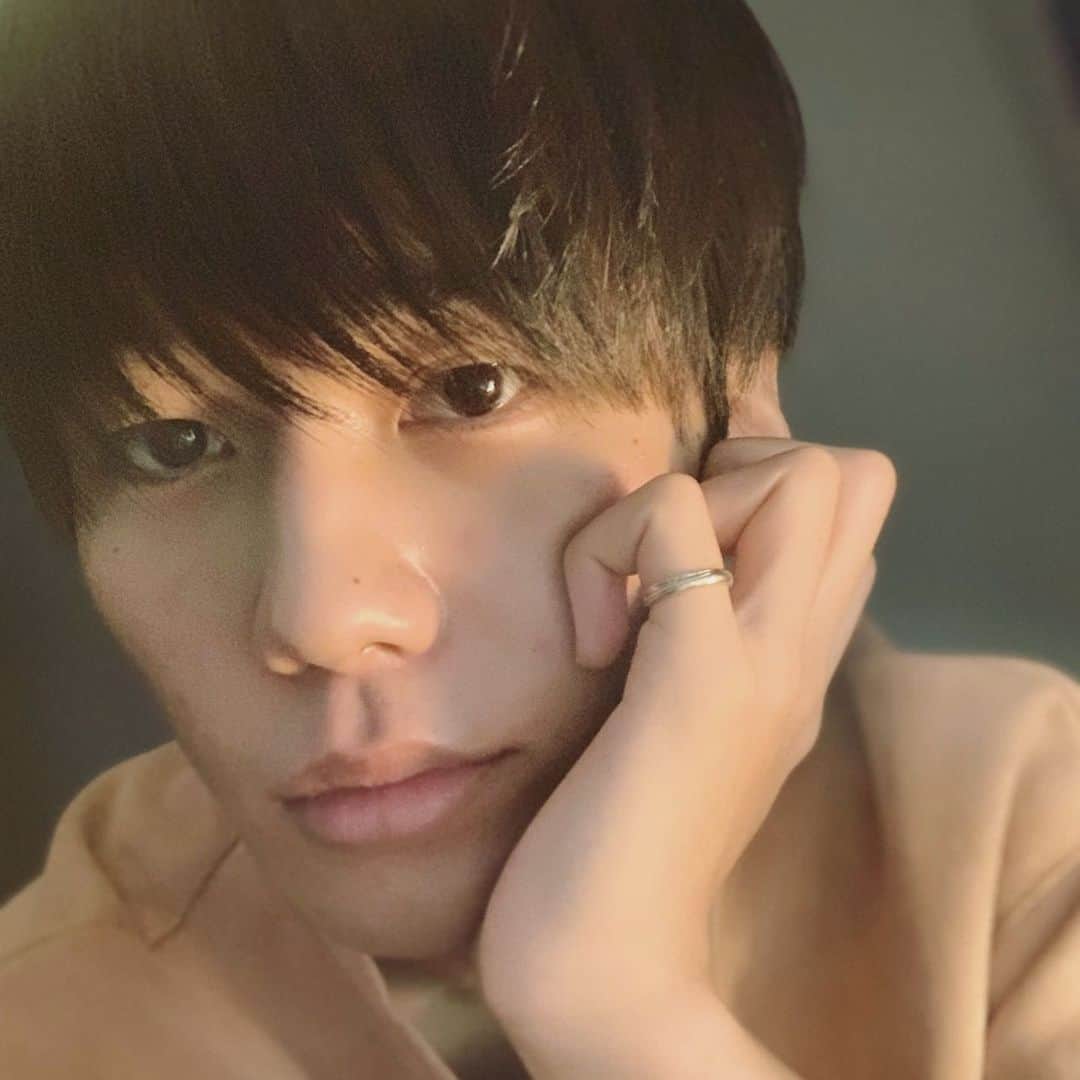 兼次要那のインスタグラム：「☺︎☺︎☺︎ なんで家の鍵持ってるんだろう💭」