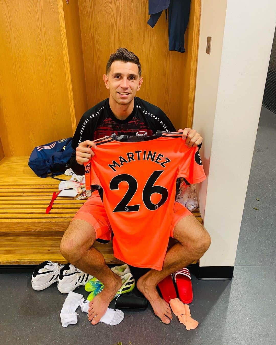 ダミアン・マルティネスさんのインスタグラム写真 - (ダミアン・マルティネスInstagram)「Do you want to win the new arsenal Gk kit match worn against Watford?  Tag a Gk friend and follow @misuenos_kids for a chance to win it , I will choose a winner Wednesday 12pm. Good luck  Queres ganar la nueva camiseta de arqueros del arsenal que use contra el Watford ? Etiqueta a tu amigo arquero y seguí a @misuenos_kids por una chance de ganarla 💪 suerte」7月27日 19時23分 - emi_martinez26