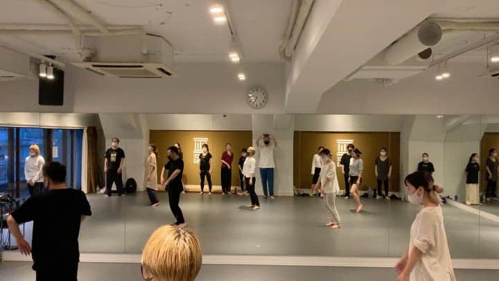 黒須洋壬のインスタグラム：「黒須洋嗣 JAZZ CLASS 2020.July.27th @danceworks_jpn  @xross #falseconfidence  #noahkahan  #mask #dance #jazzdance #tokyo #japan」