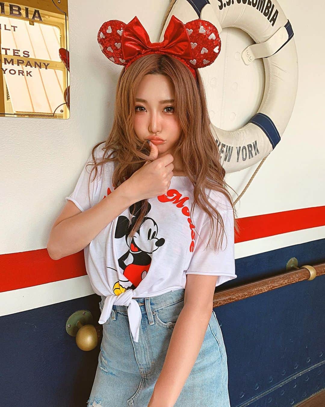 春咲ひなたのインスタグラム：「ディズニーまとめ終わりっ🧸🎀 長々とお付き合いありがとう🖤w . #楽しい#思い出#ディズニー#ディズニーシー#ディズニーコーデ#ディズニーシーコーデ#リメイク服#ちびっこ#ミッキーコーデ#tシャツ女子#tシャツコーデ#tシャツリメイク#tシャツアレンジ#おっぱい#お姉さん#東京#新宿#歌舞伎町#キャバ嬢#もはや#元キャバ嬢#アジアンクラブ#マツエク#アイリスト募集中#春咲ひなた#YouTube#youtuber#新米#ゆーちゅーばー . YouTubeに関する問い合わせ先♡  株式会社YEEELL 〒150-0002  東京都渋谷区渋谷3-27-11 祐真ビル新館5F  info@yeeell.jp」