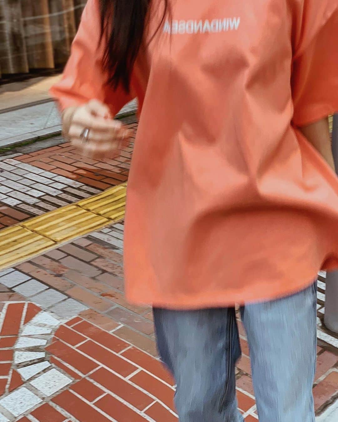 Marika Kajiwaraさんのインスタグラム写真 - (Marika KajiwaraInstagram)「🧡🧡🧡 ＊ ピンクっぽいオレンジっぽい Tシャツ可愛い🤭❤︎ ＊ ＊ ＊ #Tシャツ #windansea #オーバーサイズ #ストリートファッション #ストリート系女子 #バケットハット #kangol #streetfashion #outfit」7月27日 19時31分 - marika__kw