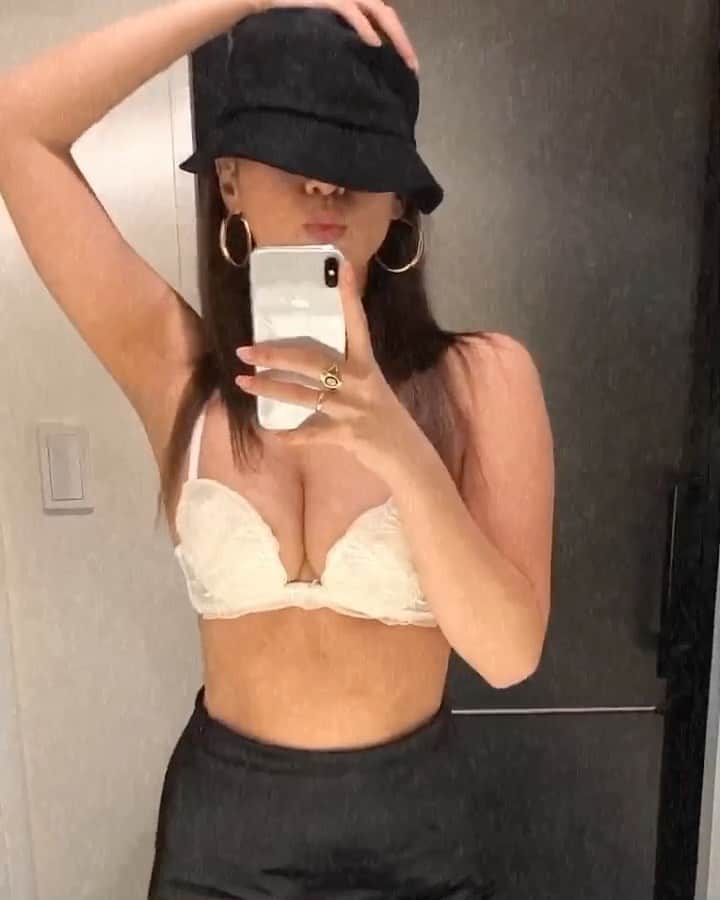 長谷川唯のインスタグラム：「・ ・ バストアップについてはハイライトにも載せてるのでそちらも見てね🖤  ・ ・ #me #バストアップ #happy #love #instagood」