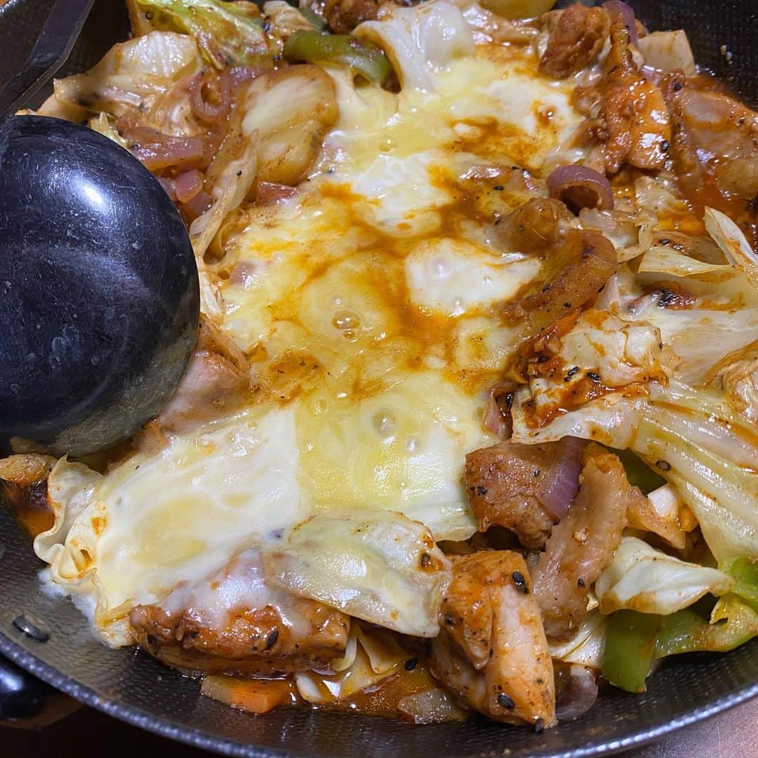 璃央じゅんのインスタグラム：「伯母が、自宅で韓国料理作ってくれました😭✨ チーズダッカルビと、ニラチヂミ❗️ めちゃくちゃ美味しい🙏🙏🙏 ありがとうございます幸せ🥰💕 . . . #チーズダッカルビ #ニラチヂミ #手料理うれしいな」