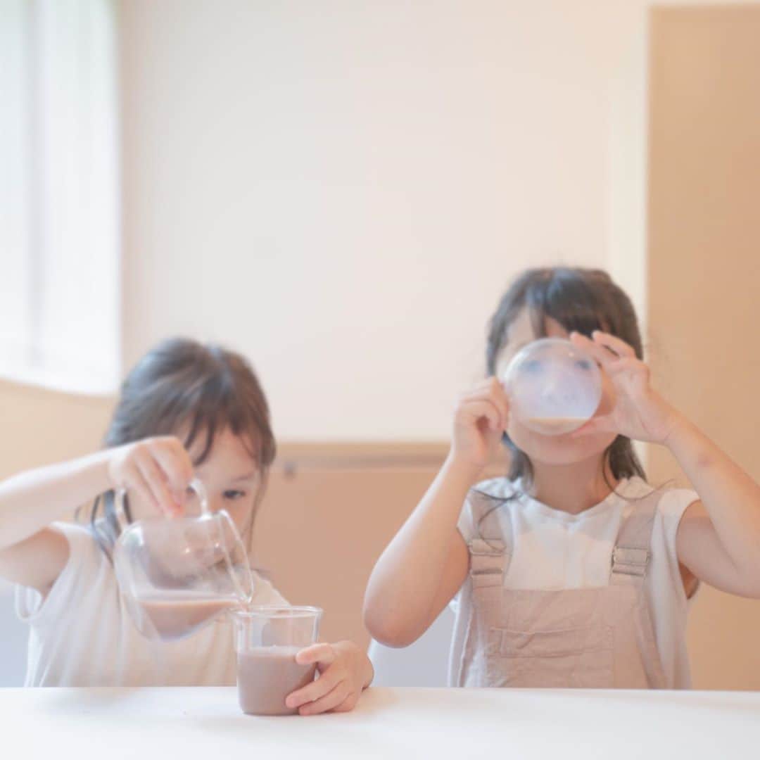 乙黒えりのインスタグラム：「ココアの菌ケア話  ココアのフラバノールという成分が人間の腸内細菌を育てる可能性があると言われています。 ある実験では、便秘の改善に役立ったという結果もありました。  ピュアココアは少し苦味がありますので、我が家では牛乳(か豆乳)とフラクトオリゴ糖を混ぜています✨  #菌ケア#ココア#キッズココア」