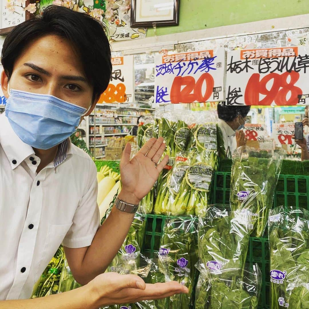 フジテレビ「プライムニュース イブニング」さんのインスタグラム写真 - (フジテレビ「プライムニュース イブニング」Instagram)「【#フィールドキャスター たちの#現場ライブ 】 #長雨 と#日照不足 などで、野菜が軒並み高騰 。 中には、例年の倍の値段のものも。 消費者と販売者、双方から悲痛の叫びが聞こえて来ます。  #安宅晃樹 #イット #野菜高騰　の現場を取材」7月27日 19時40分 - livenews_it